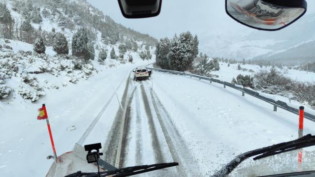 Vista desde el interior de un camión quitanieves durante su trabajo en Velilla del Río Carrión, en Palencia