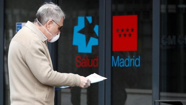 Un hombre lleva mascarilla a las puerta de un centro sanitario.