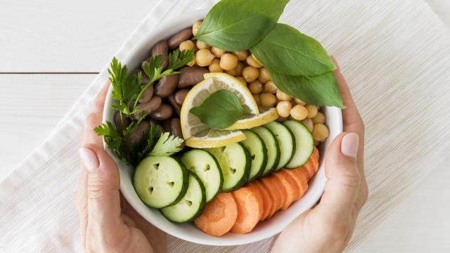 Los 9 consejos de los expertos para comer sano después de los excesos de Navidad.