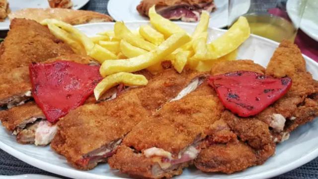 La nueva versión del cachopo que triunfa en Asturias: es de color negro y de sabor exquisito