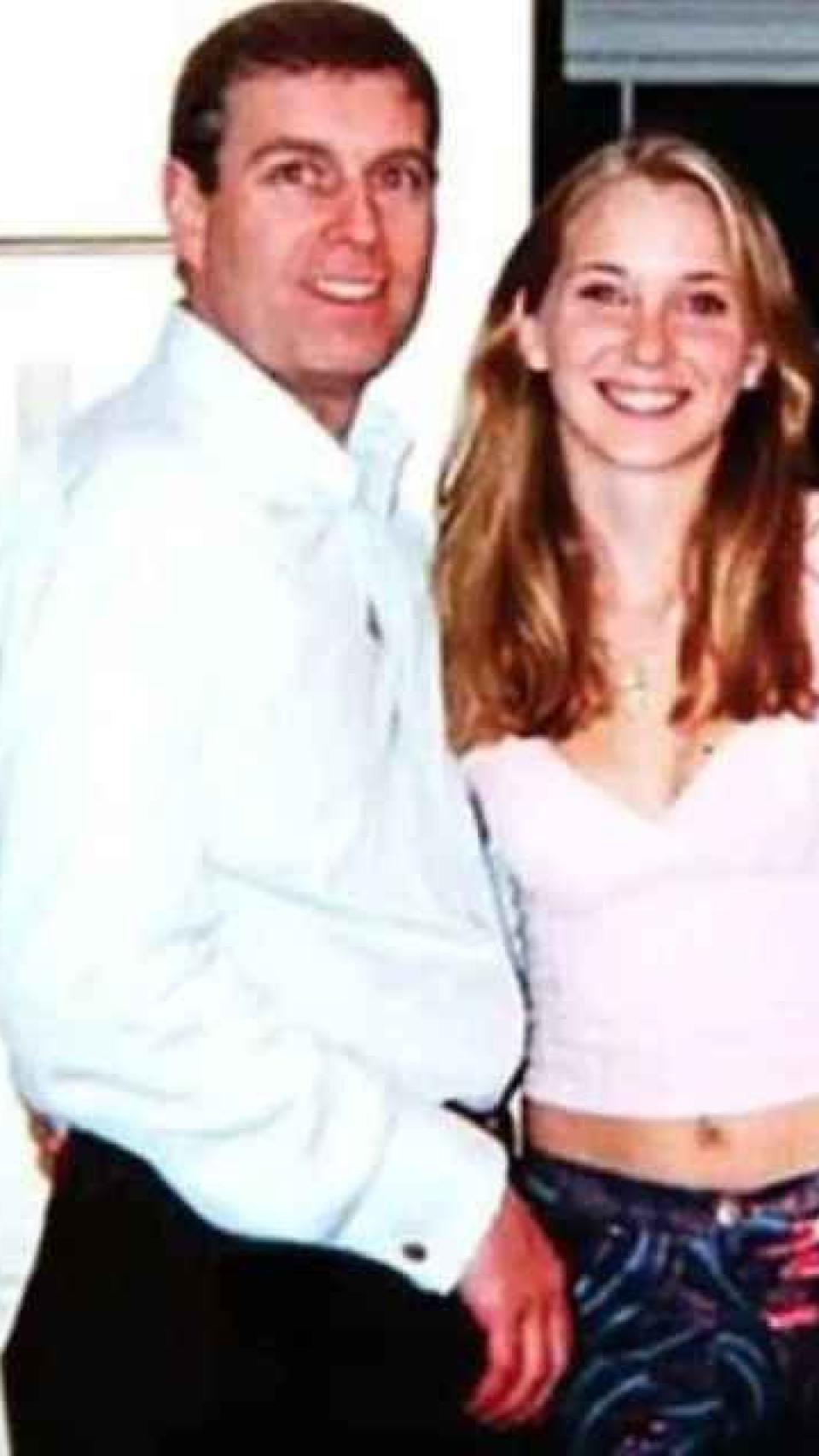 Andrés de York y Virginia Giuffre con Ghislaine Maxwell.