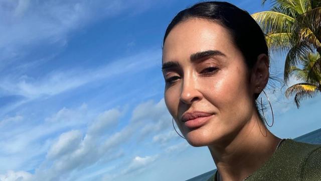 Vicky Martín Berrocal luciendo un vestido de hilo metalizado en Bahamas.