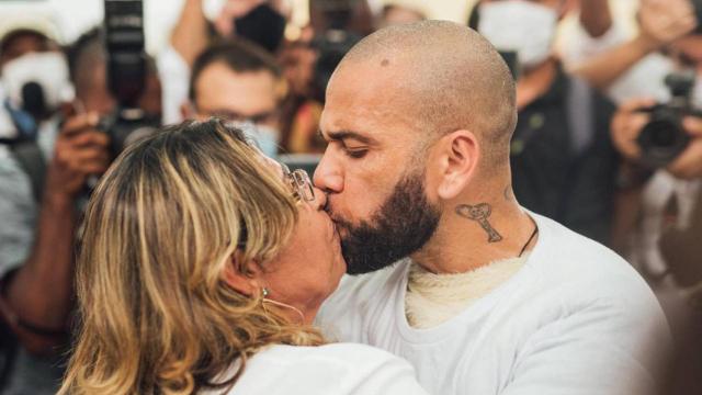 Dani Alves y su madre Lucía se dan un beso