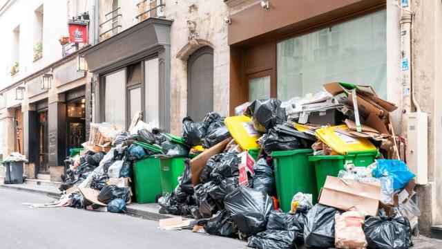 Imagen de archivo de contenedores llenos en París (iStock).
