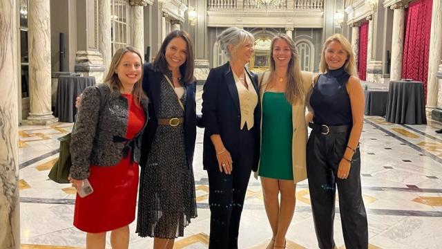 De izquierda a derecha: María Agustina Ramírez (BBVA Spark); Guenia Gawendo (Telefónica Ventures);  Marta Cruz (presidenta de WeInvest); Desiree Alayza (EY) y Patricia Pastor (embajadora de WeInvest en España).