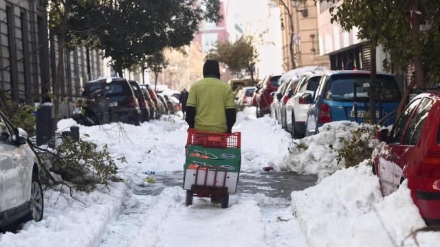 Un hombre arrastra una carretilla tras la nevada de Filomena, en 2021.