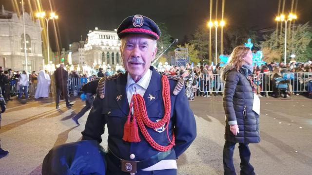 Antonio Rubio, el bombero que lleva desde los inicios de la cabalgata de Madrid desfilando en la de este año.
