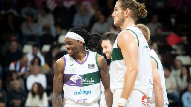 Kendrick Perry y Dylan Osetkowski durante un partido del Unicaja.