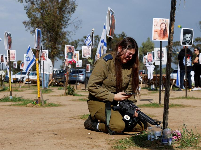 Una soldado del ejército israelí llora en el lugar del festival Nova en Reim el 5 de enero de 2024.