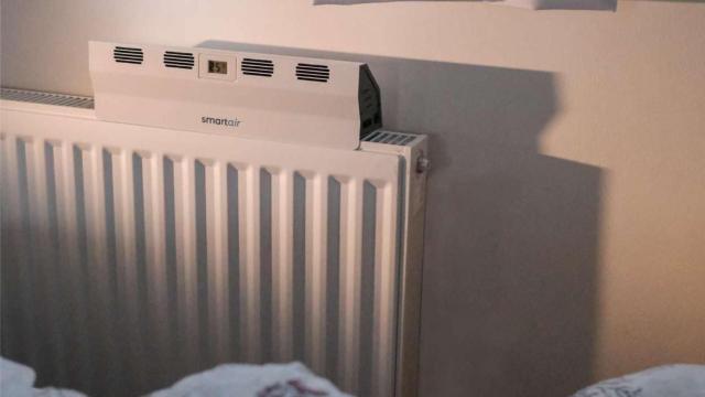 El dispositivo SmartAir Boost en un radiador.