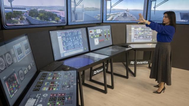 Cristina Abad, directora de negocio de Navantia Sistemas, frente al simulador de las oficinas centrales.