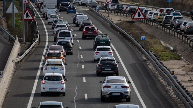 Decenas de vehículos en el kilómetro 15 de la A3, este viernes 5 de enero.