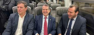 Xosé Ramón Gómez Besteiro, candidato del PSOE a la Xunta, Abel Caballero, Alcalde de Vigo y Óscar Puente, Ministro de Transportes, en uno de los asientos de un tren Tango Avril a su llegada a Vigo