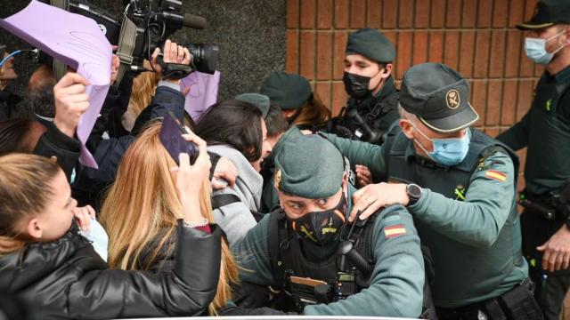 Agentes de la Guardia Civil contienen a un grupo de personas concentradas frente al juzgado tras los hechos.