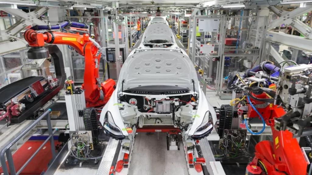 Línea de montaje de una de las factorías de Tesla. EE