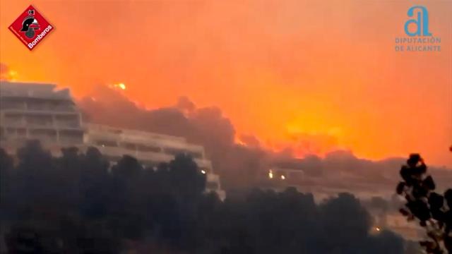 Una vista de las llamas amenazando las urbanizaciones de Altea.