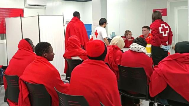 La Cruz Roja atiende a unos migrantes que llegaron a Alicante en la última semana de diciembre.