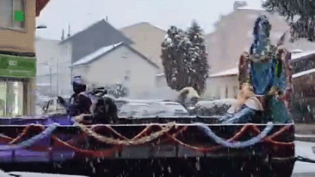 Los Reyes Magos desfilando por Villablino