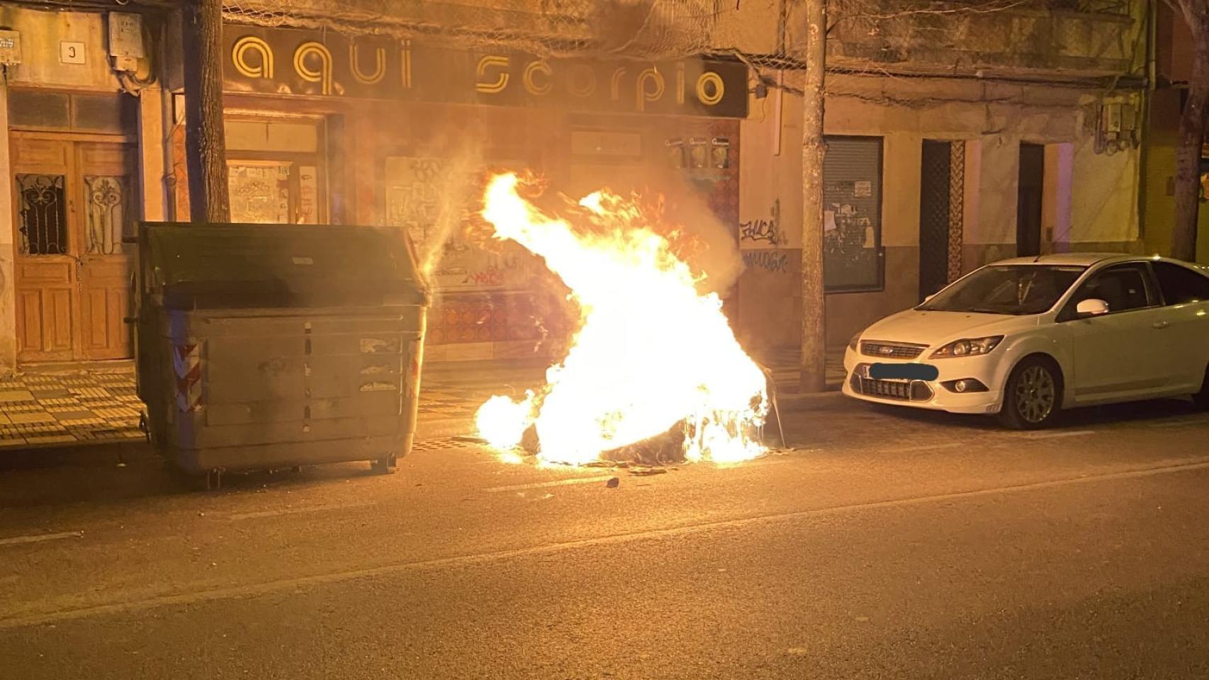 Imagen de archivo de un contenedor en llamas.