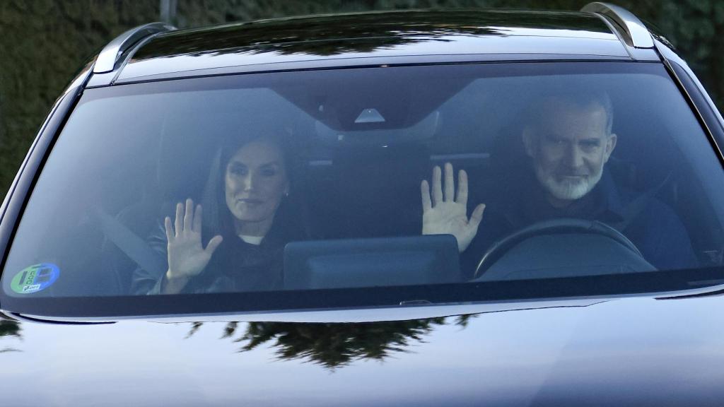 Los Reyes se han mostrado sonrientes y saludando a los medios congregados.