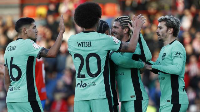 Los jugadores del Atlético de Madrid celebran un gol de Memphis