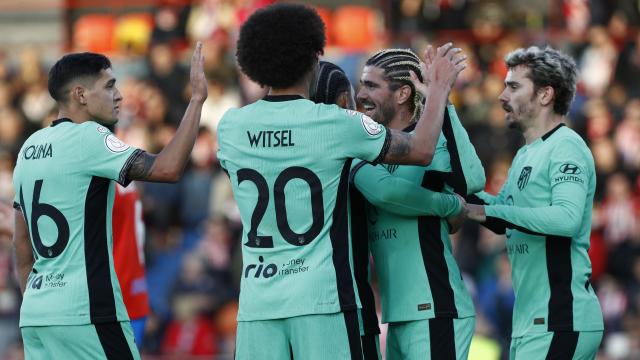 Los jugadores del Atlético de Madrid celebran un gol de Memphis