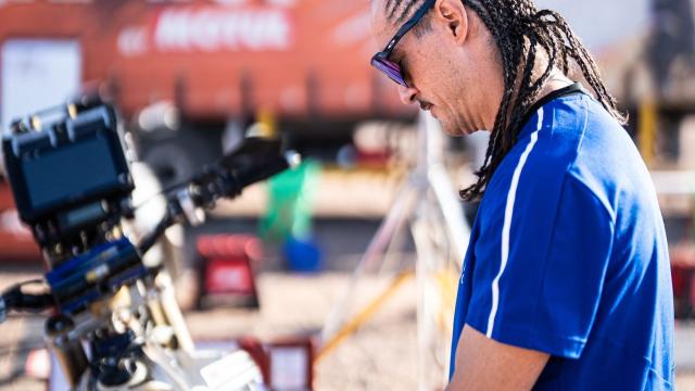 Javi Vega junto a su Yamaha en el Rally Dakar 2024