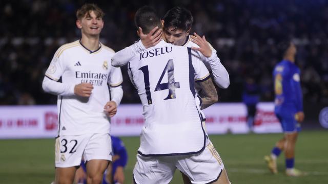 Brahim y Joselu celebran el gol del malagueño