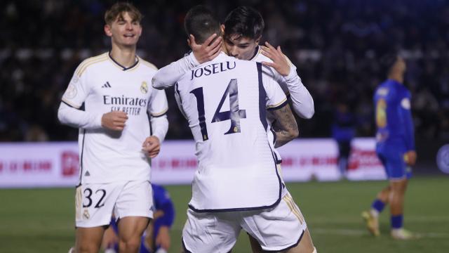 Brahim y Joselu celebran el gol del malagueño