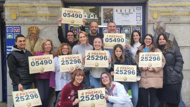 Varias personas celebran el Gordo de la Lotería de Navidad vendido en la administración Pepito Herranz en 2022