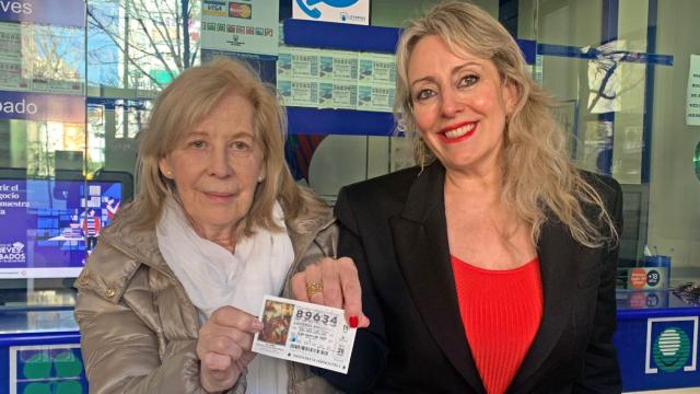 La lotera Juliana, a la izquierda, junto a su hija María, con el número del segundo premio del Niño.