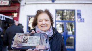 Conchi enseña una foto del décimo premiado con el segundo premio de la Lotería del Niño.