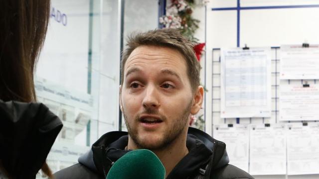 Lo atracaron a punta de pistola y hoy ha repartido 250.000 € de una serie