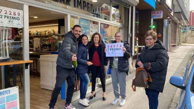 Los responsables del Bar Imperial de Vigo celebrando el premio del año pasado