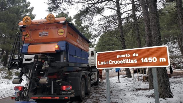 Un camión echando sal en el puerto de Las Crucetillas. Foto: Diputación de Albacete