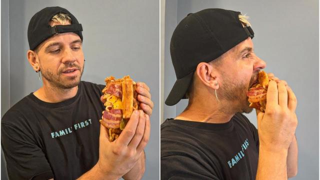 Dabiz Muñoz con uno de los productos de 'Pollo Muñoz'. INSTAGRAM @DABIZDIVERXO