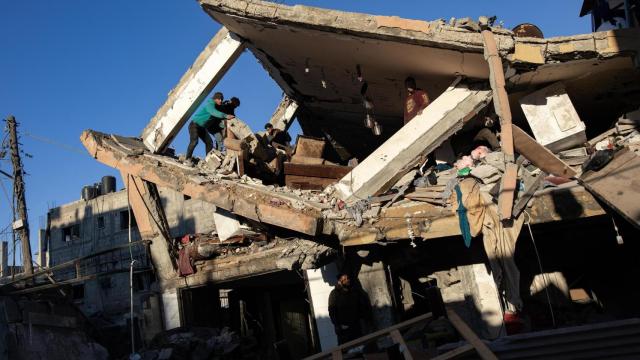 Estragos de un ataque israelí en Yan Junis