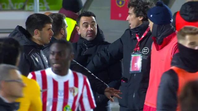 Xavi se encara con un jugador del Barbastro tras el paritdo