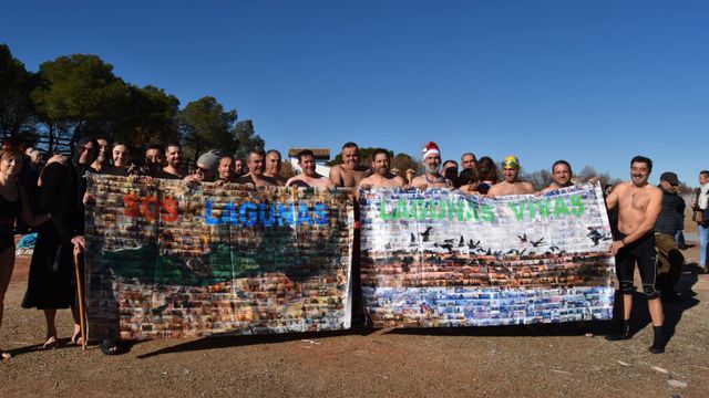 Desafían al frío con un baño en lagunas de Villafranca (Toledo) para pedir su conservación. Fotos: SOS Lagunas De Villafranca Reserva Biosfera