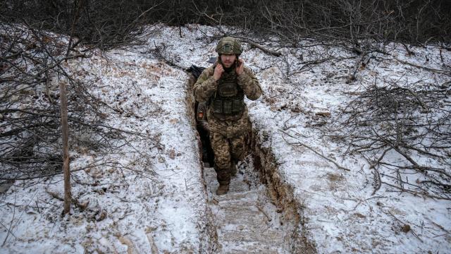 Un soldado ucraniano sale de la trinchera donde esperaban las órdenes para efectuar un ataque contra las líneas rusas en el frente de Bakhmut