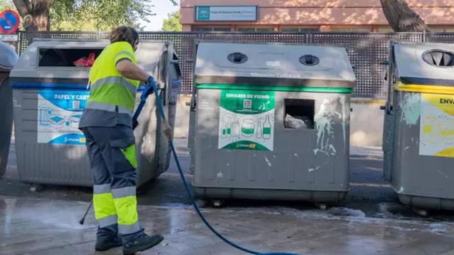 Operario de Lipasam trabajando.