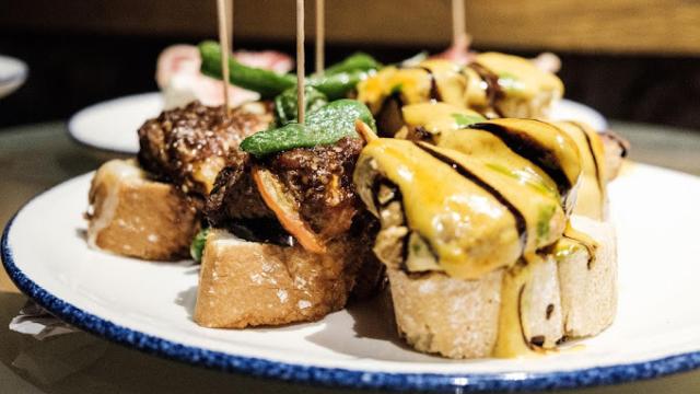 Este es el mejor bar de pinchos en Santander: tiene más de 300 pinchos deliciosos y tradicionales