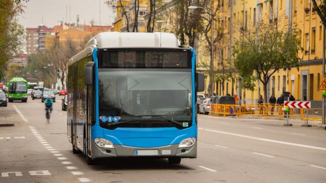 Imagen de archivo de un autobús de la EMT en Madrid.