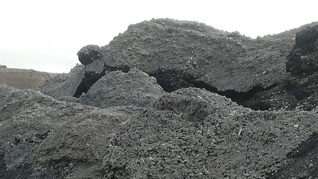 Montaña de cenizas generada por la antigua planta de biomasa de Corduente.