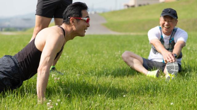 Imagen de hombres haciendo ejercicio.