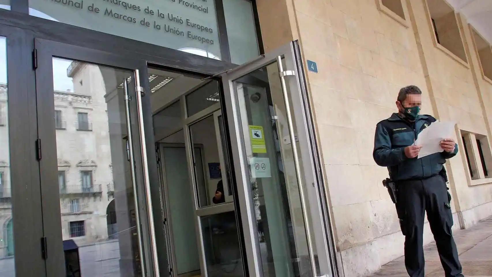 La entrada a la Audiencia de Alicante.