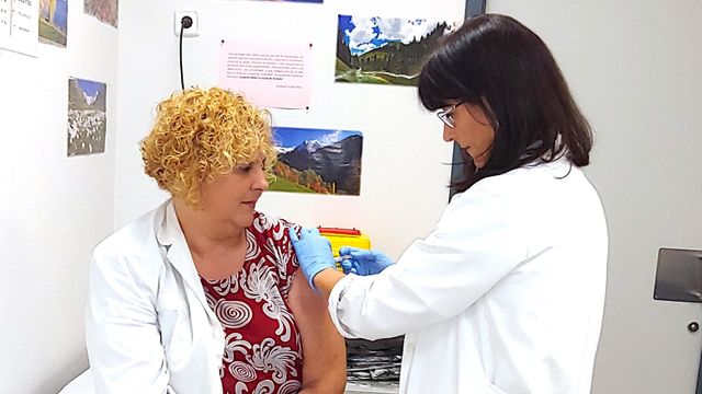 Una ciudadana se vacuna contra la gripe, en una imagen de archivo.