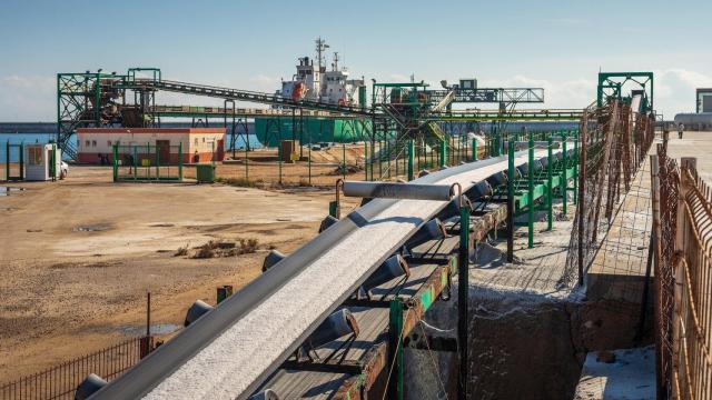 La cinta que transporta la sal desde las Salinas de Torrevieja hasta el Dique de Poniente.