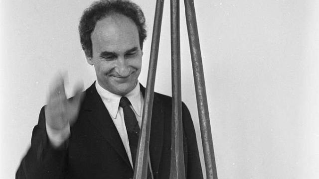 Eduardo Chillida en el Stedelijk Museum de Ámsterdam.