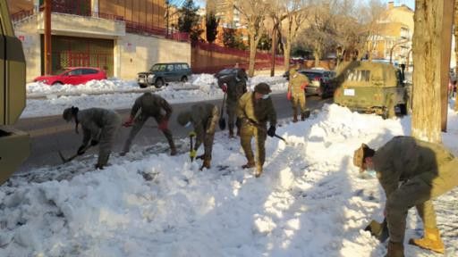 Militares quitando nieve de las calles de Guadalajara en 2021.